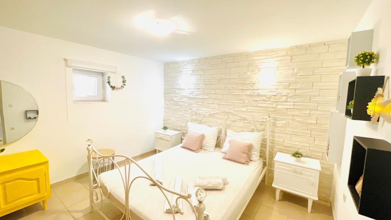 Colorful And Happy Apartment Sukosan - With Parking Exterior foto