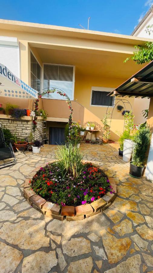 Colorful And Happy Apartment Sukosan - With Parking Exterior foto